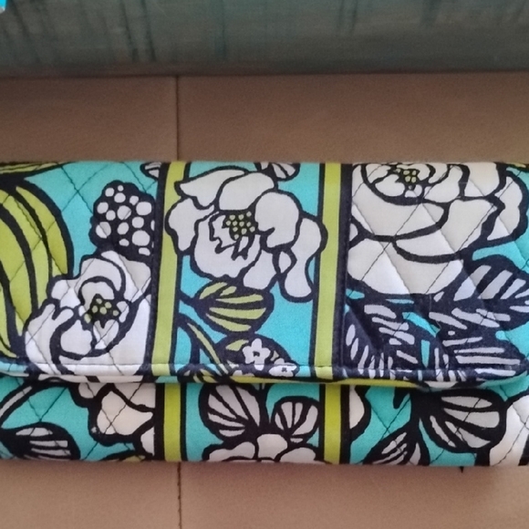 🔥 Back In Style🔥Vera Bradley Island Blooms Wallet. - Picture 1 of 9